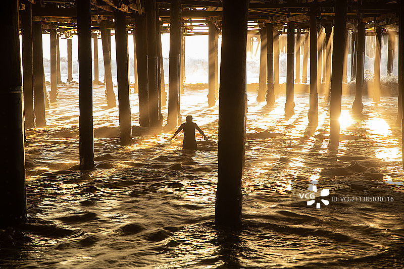 日落时分，圣莫尼卡海滩码头的剪影，美国加利福尼亚州图片素材