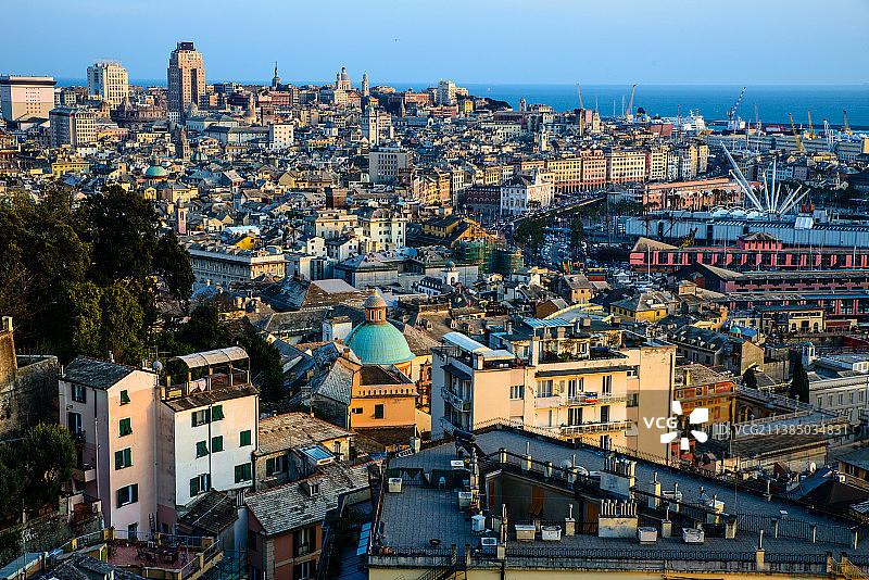 意大利热那亚城市风光，蒙特加莱托街高角度建筑景观图片素材
