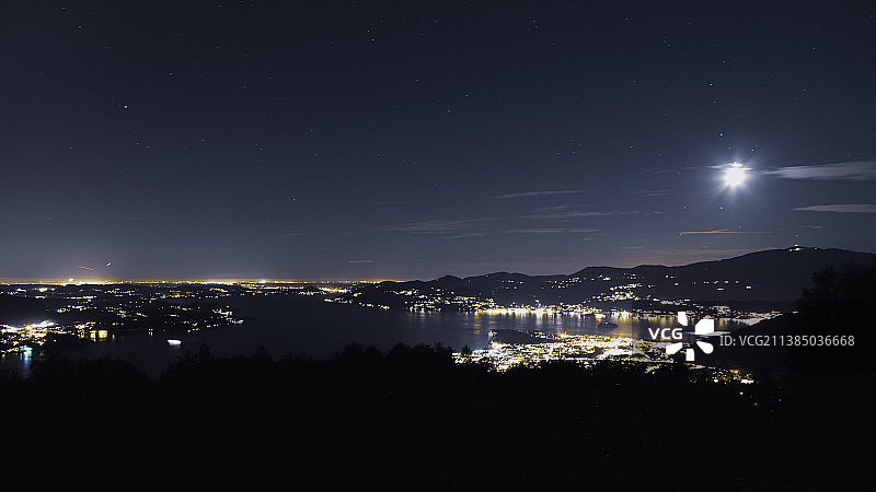 韦尔巴尼亚夜景，意大利韦尔巴尼亚的夜间山脉图片素材