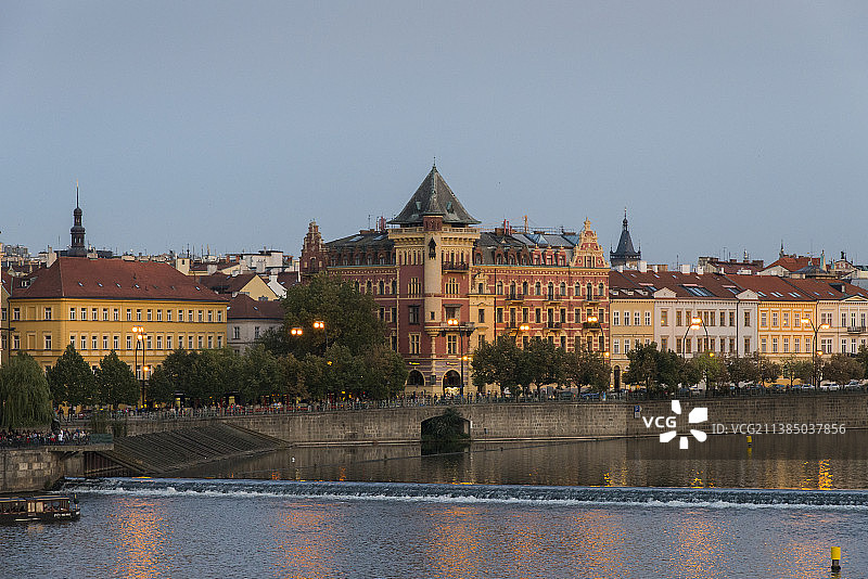 晴空下河畔建筑群景图片素材