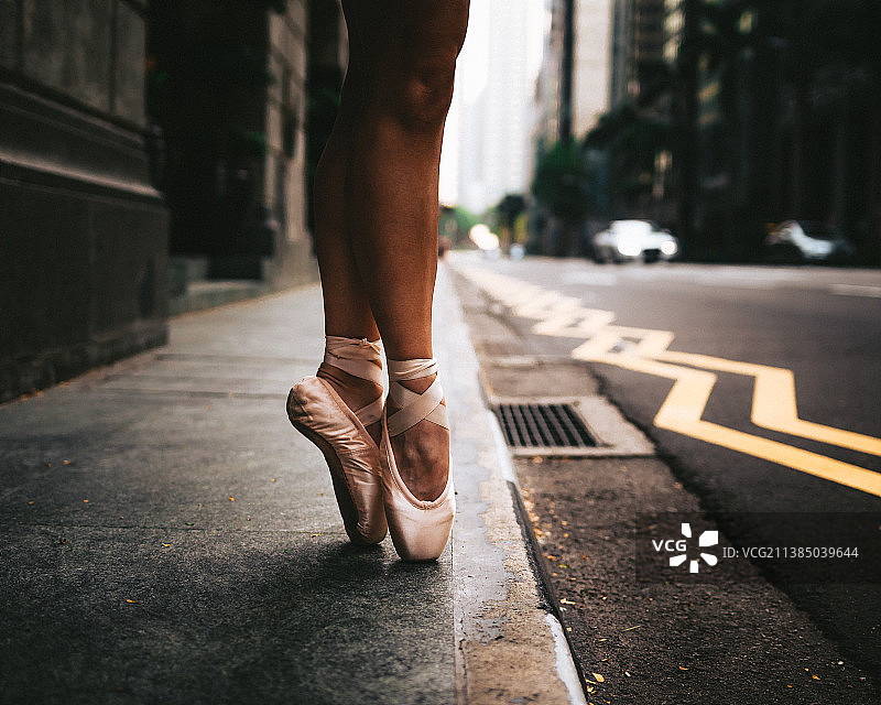 在足尖上，在新加坡的人行道上行走的女人的低部分图片素材