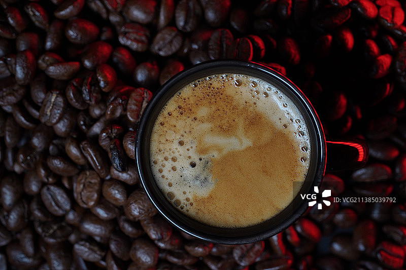 每日咖啡杯与烘焙豆俯拍图片素材
