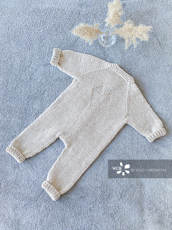 柔软毯子上针织婴儿装的鸟瞰图图片素材