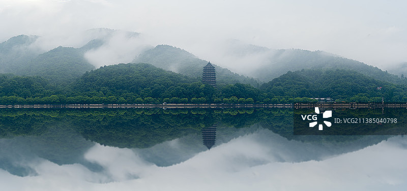 杭州六和塔雨后云雾缭绕图片素材