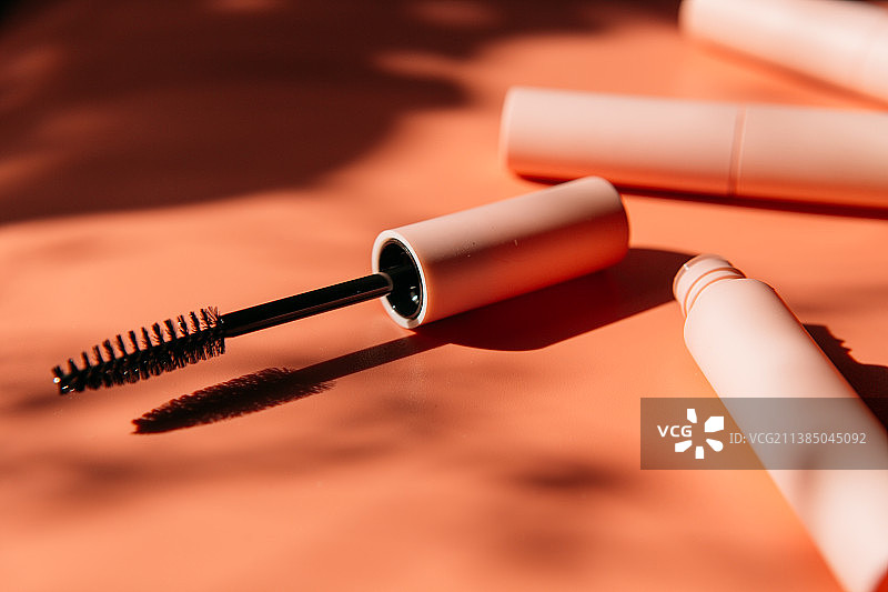 睫毛膏刷与打开的管子并排放置，封闭式化妆品管，俄罗斯图片素材