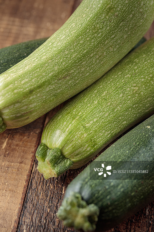 木桌上的西葫芦图片素材