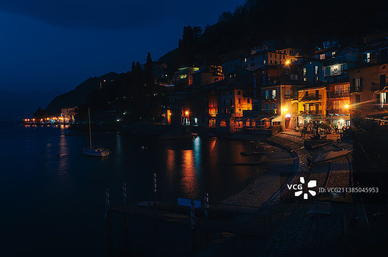 夜幕下的瓦伦纳：高角度俯瞰河流旁的灯光建筑图片素材