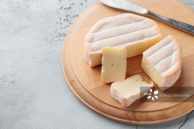 切片霉菌软奶酪，高角度视图图片素材