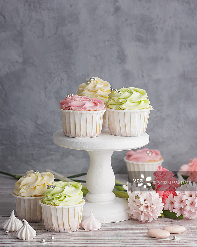 桌上的纸杯蛋糕甜点特写图片素材