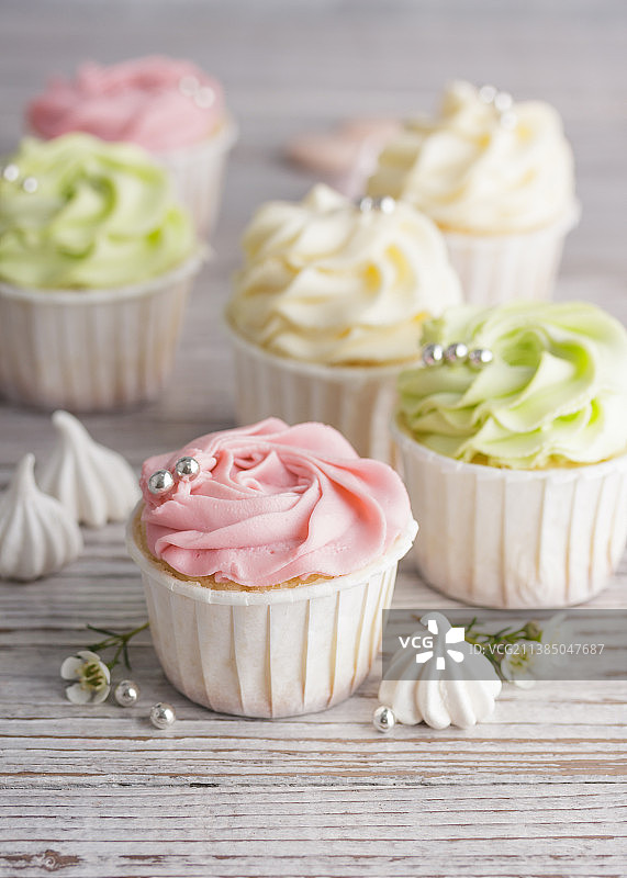 纸杯蛋糕甜点，桌子上纸杯蛋糕的特写图片素材
