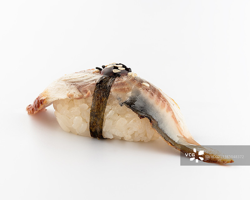 白色背景上的鳗鱼寿司图片素材