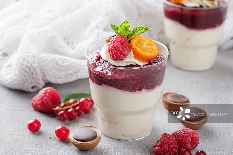 纸杯蛋糕甜点，桌上玻璃杯中的冰沙特写图片素材