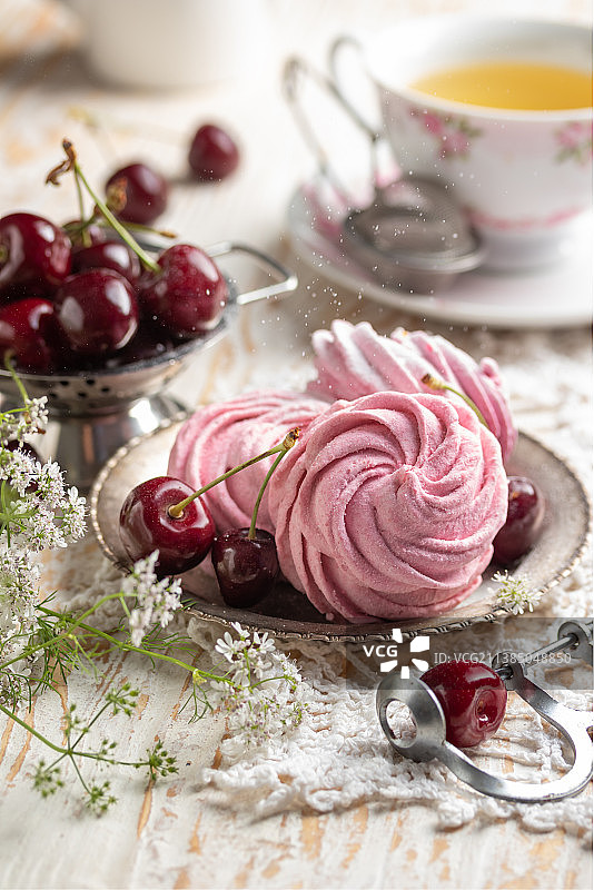 樱桃粉色棉花糖夏季甜点，桌上甜点特写图片素材