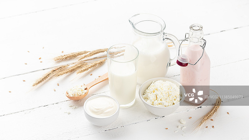 白色木制背景上的有机乳制品图片素材