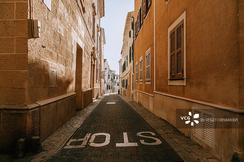 西班牙巴利阿里群岛梅诺卡岛的城市建筑中的小巷图片素材