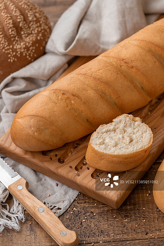 砧板上的新鲜自制面包特写图片素材