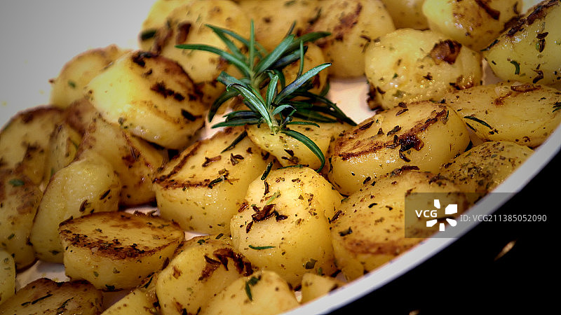 碗里的土豆特写图片素材