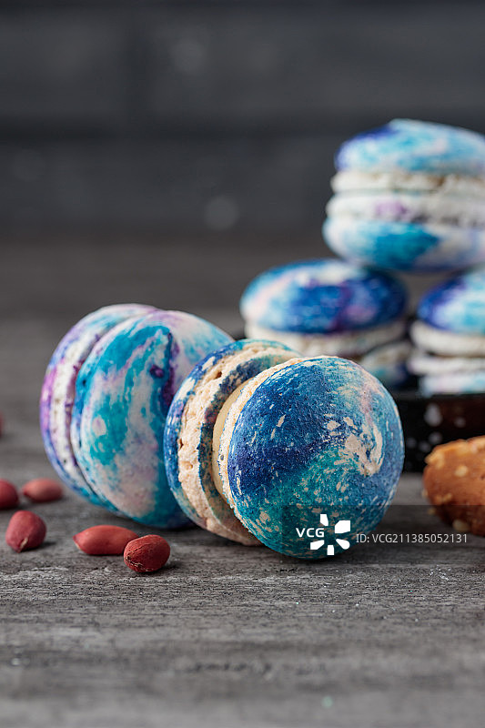 花生饼干和马卡龙，桌上的复活节彩蛋特写图片素材