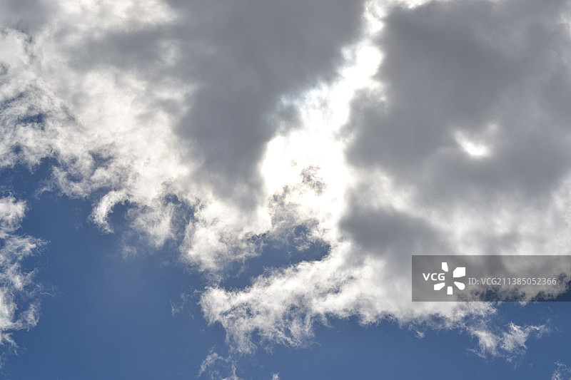 旭日东升，美国新罕布什尔州天空云彩的低角度景观图片素材