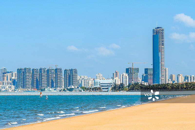 中国海南海口假日沙滩和西海岸高楼风光图片素材