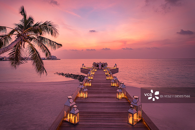 马尔代夫日落时分：海边空旷的码头、蜡烛与云彩图片素材