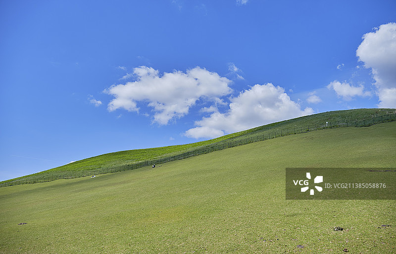 天空映衬下的草地风景图片素材