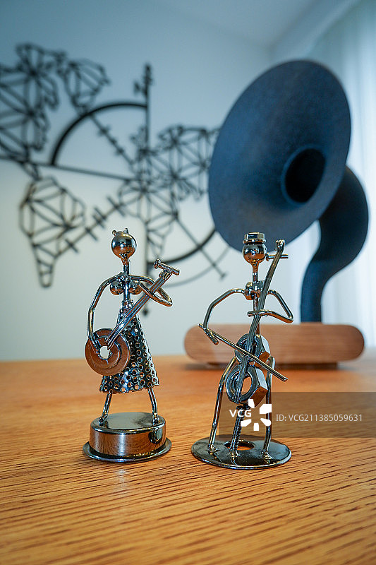 桌上的小雕像特写图片素材