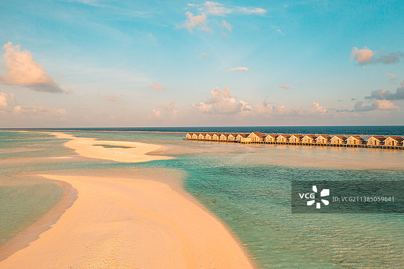 沙洲之上，日落时分马尔代夫迪胡菲诺卢南环礁的壮丽海滩景色图片素材