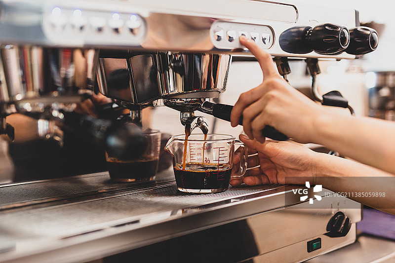 咖啡师按下咖啡机按钮制作咖啡图片素材