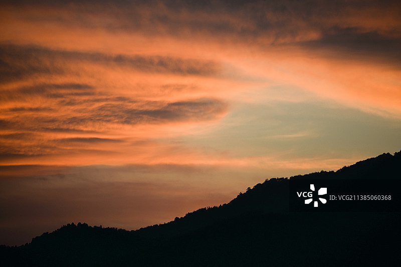 橘色晚霞映衬李白故居的山峦图片素材