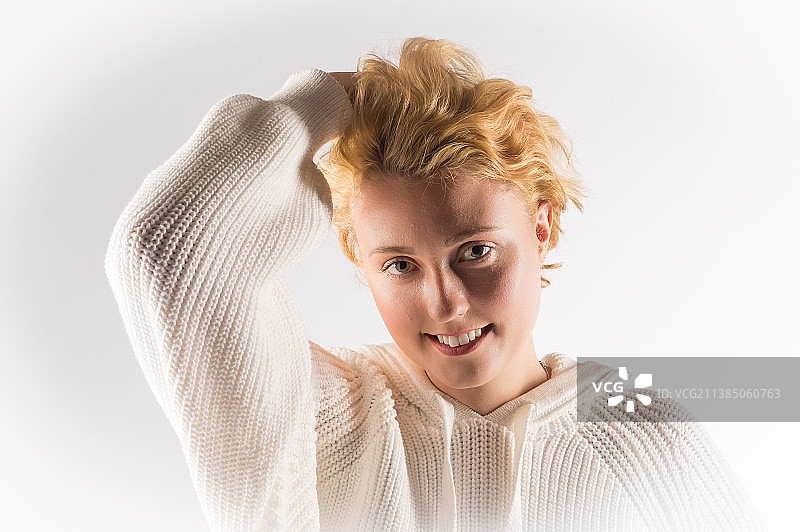 微笑的女孩，卷发女子在白色背景前的肖像，丹麦图片素材