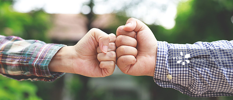 两位同事商务握拳特写图片素材