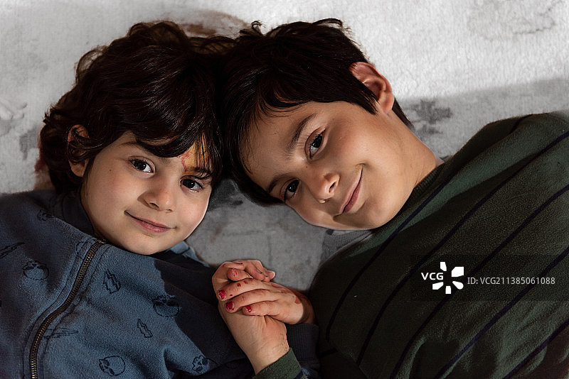 两兄弟互相表达爱意图片素材