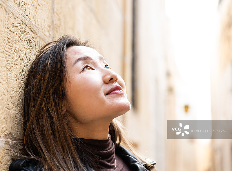 在马耳他姆迪纳睁眼向上看的年轻女子肖像图片素材