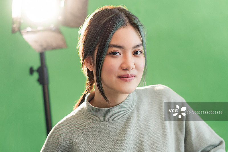 绿幕影棚中的年轻女子肖像图片素材