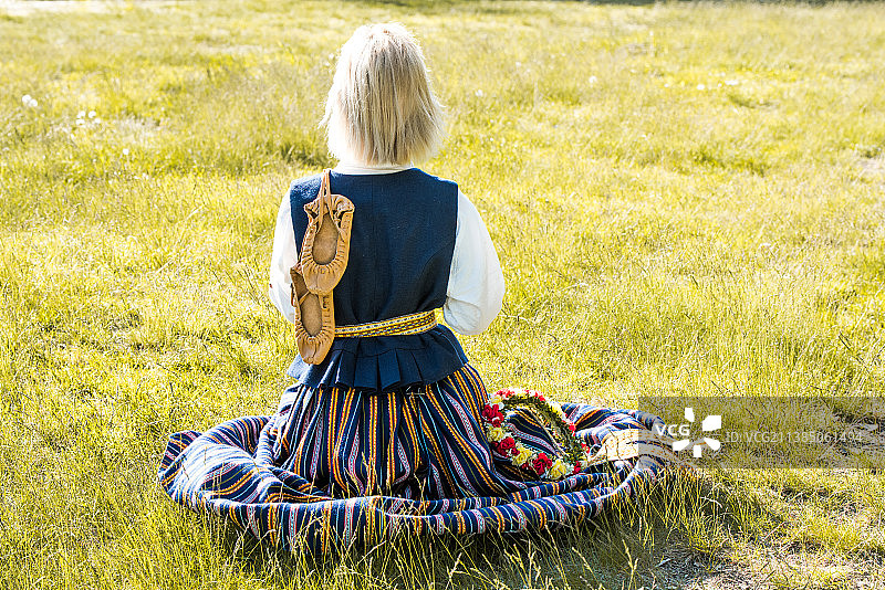 在乡村大自然中摆姿势的传统服饰女人图片素材