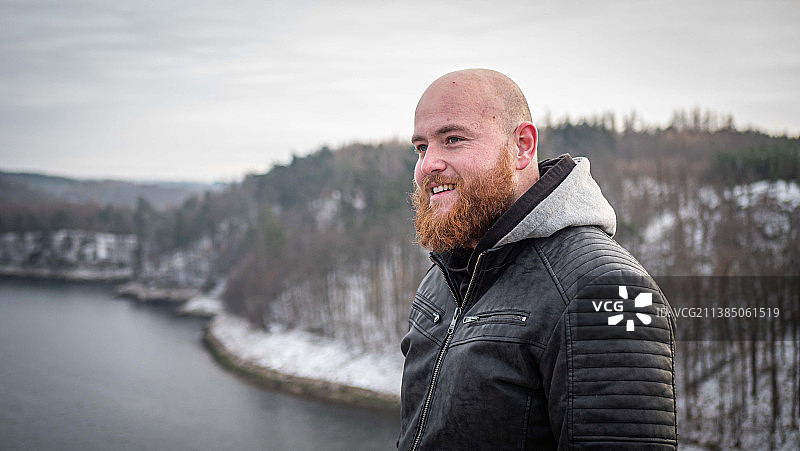 冬季自然风光中的男人肖像照，捷克共和国图片素材