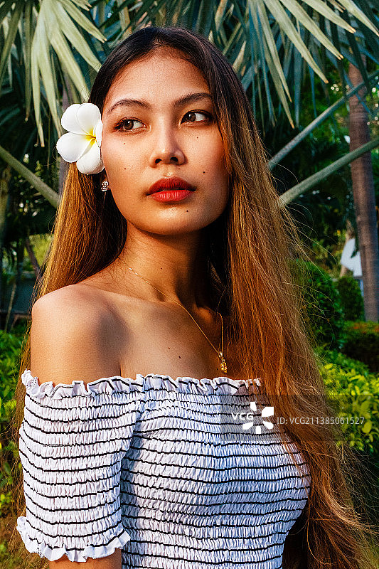 在泰国春武里府挽腊芒区公园里戴着白色花的年轻女子图片素材