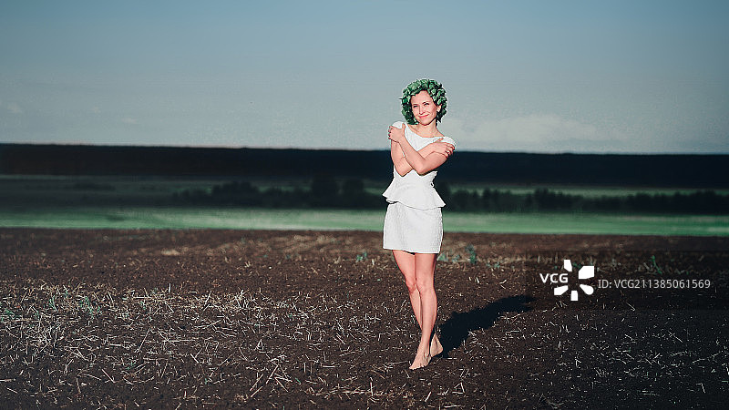 第一缕阳光：俄罗斯鄂木斯克田野上的女子图片素材