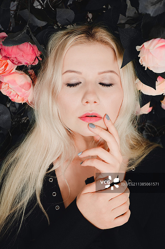 鲜花与床上女子俯视角度照片，俄罗斯鄂木斯克图片素材