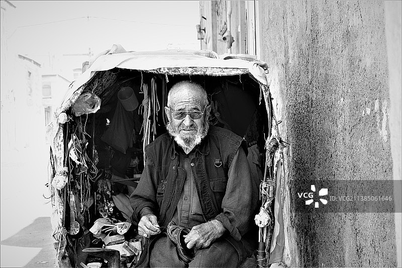 伊朗伊斯法罕省卡尚废弃房屋内的男士肖像图片素材