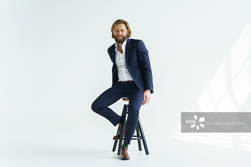 英俊、粗犷、留着胡须和长发的时尚商人图片素材