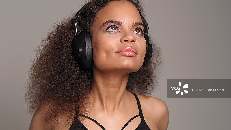 听音乐的迷人非裔美国女孩图片素材