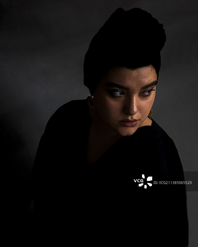 在黑色背景下的年轻女子肖像，伊朗东阿塞拜疆省大不里士图片素材