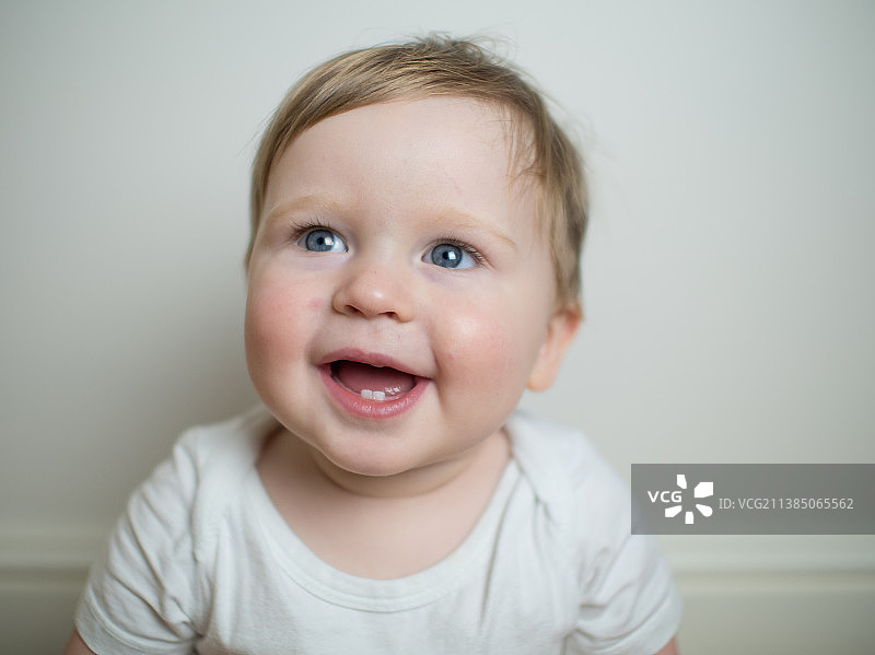 宝宝的第一颗牙齿，可爱宝宝居家写真，英国牛津图片素材