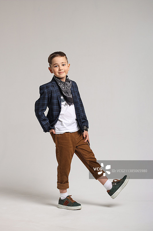 在白俄罗斯工作室里年轻男孩的肖像图片素材