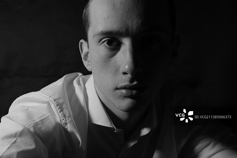 一位年轻男子的表情，英国桑德韦尔区图片素材