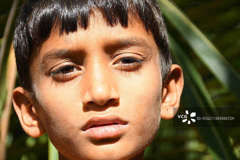 印度男孩棕色眼睛特写，印度古吉拉特邦安贾尔图片素材