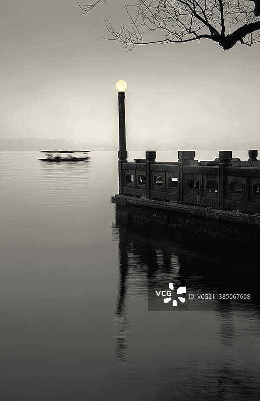 雨天，平湖秋月的傍晚图片素材