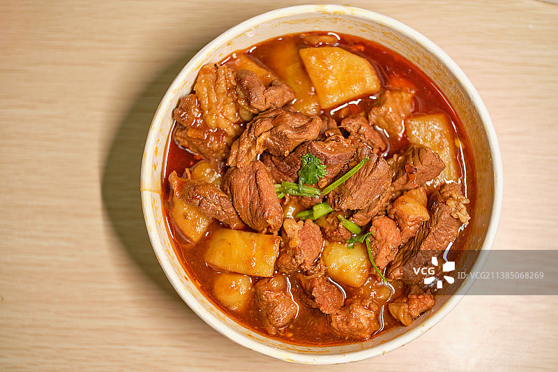 红烧牛肉炖土豆图片素材